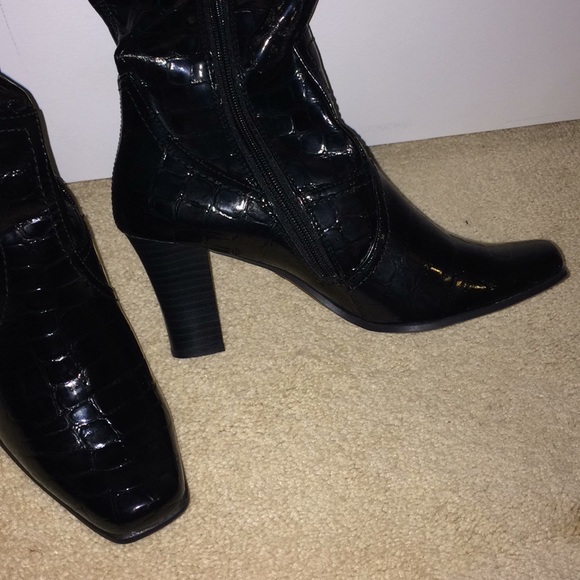 Black leather, heeled boots - Picture 4 of 4